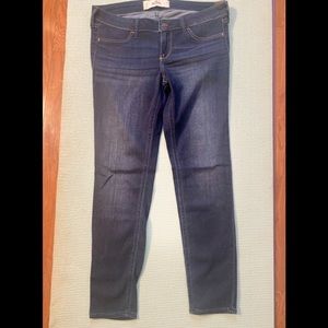 NEW- never worn Hollister skinny jeans
